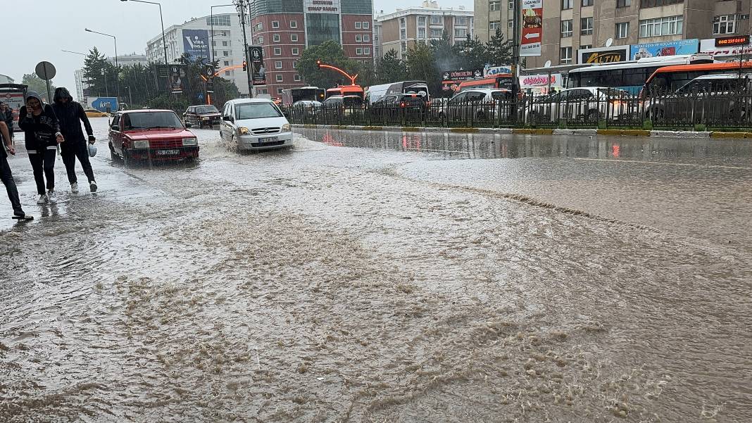 Erzurum'u sağanak vurdu! Evleri su bastı araçlar yolda mahsur kaldı 3